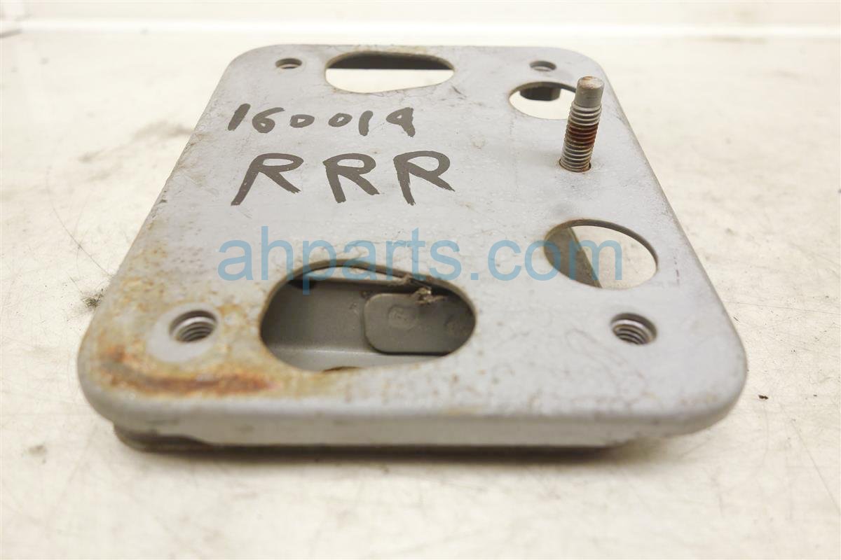 $20 Infiniti RR/RH BUMPER BRACKET