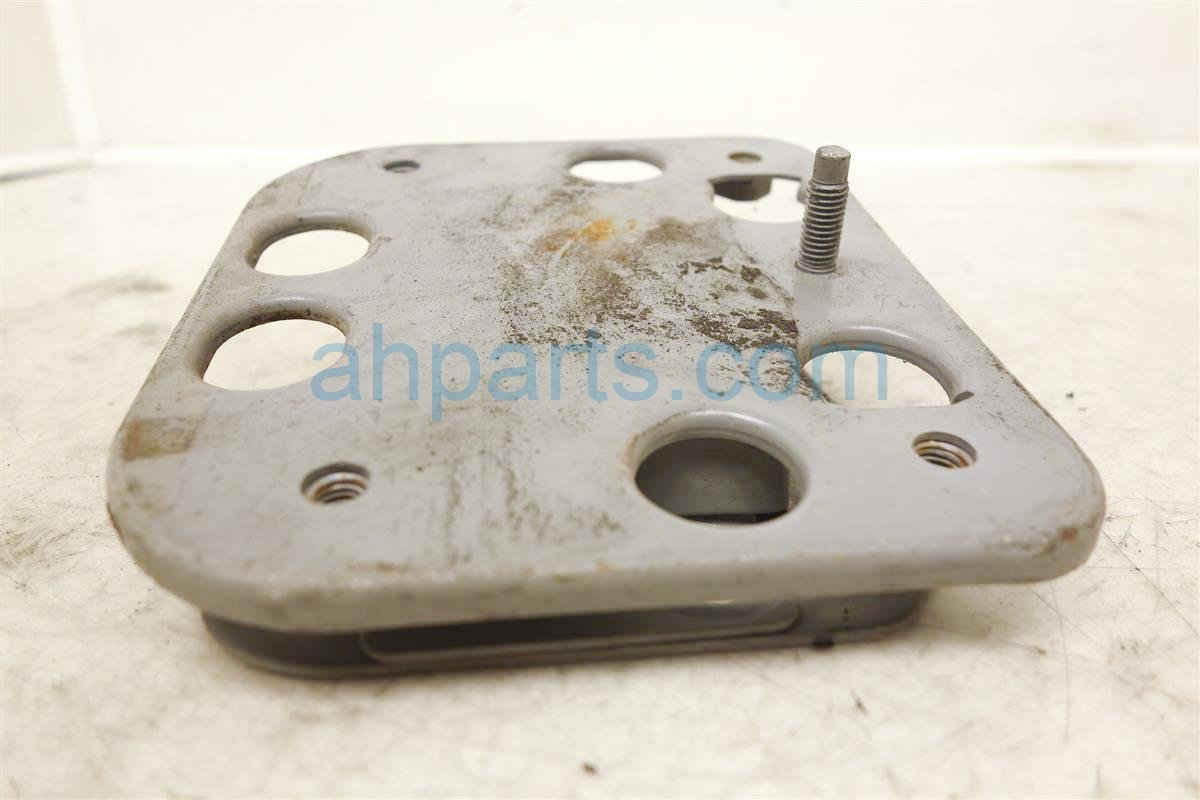 $15 Nissan RR/RH BUMPER BRACKET