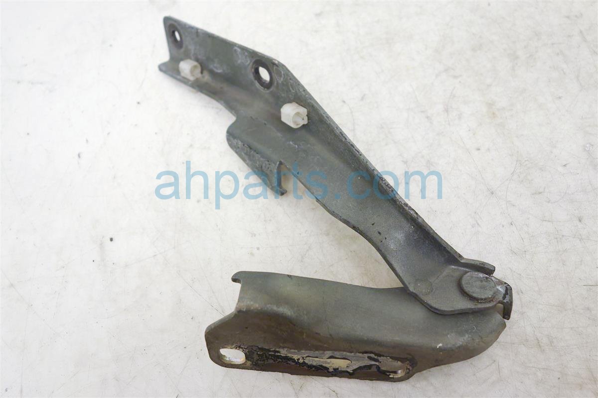 $15 Nissan RH HOOD HINGE