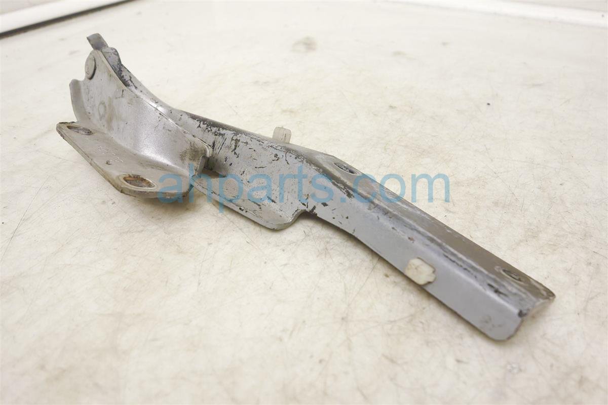 $15 Nissan RH HOOD HINGE