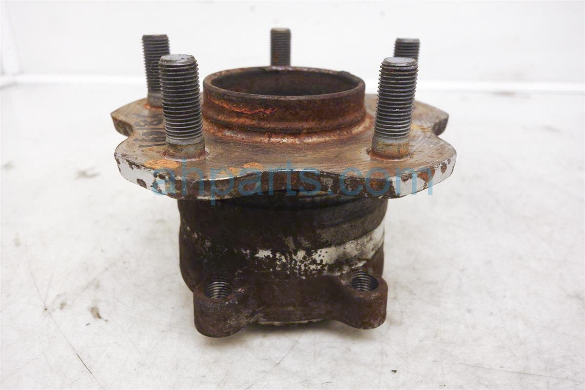 $25 Infiniti RR/RH WHEEL HUB ONLY