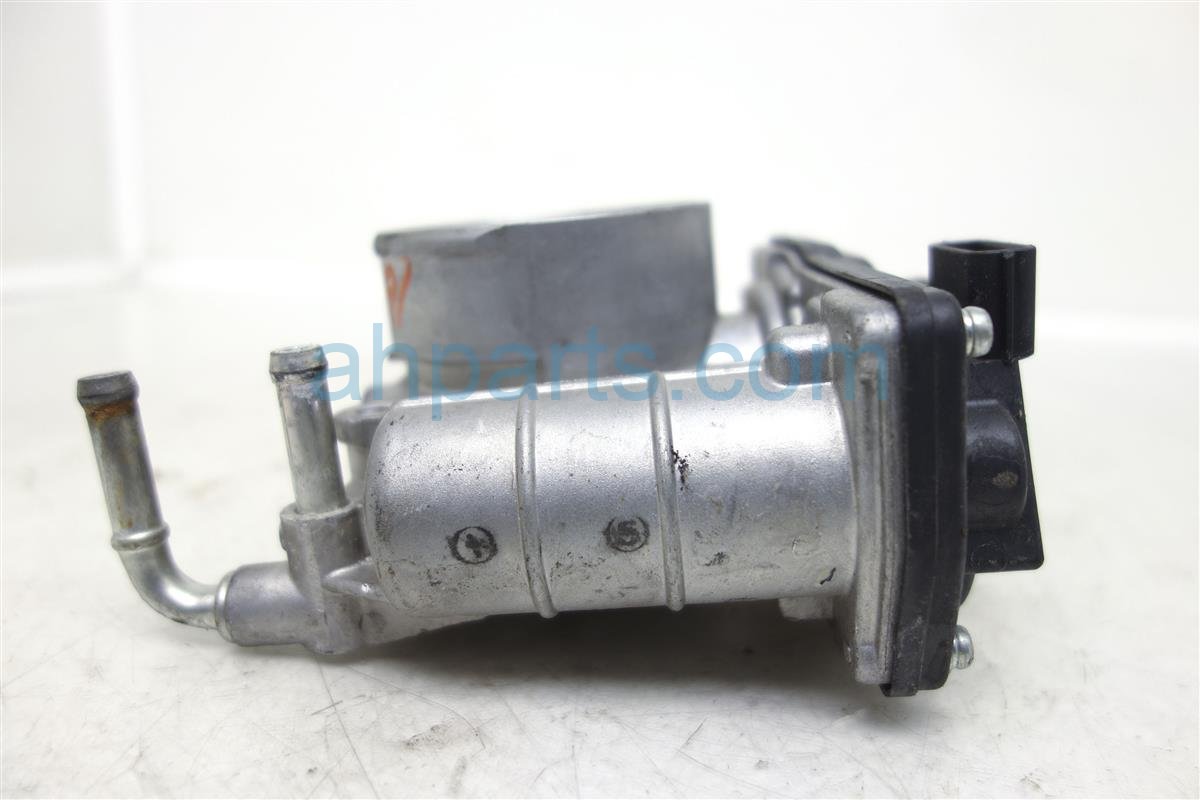 $35 Infiniti DRIVER SIDE THROTTLE BODY