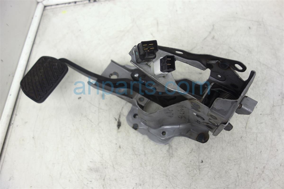 $19 Nissan 3.5L,AT,FWD, BRAKE PEDAL ASSY