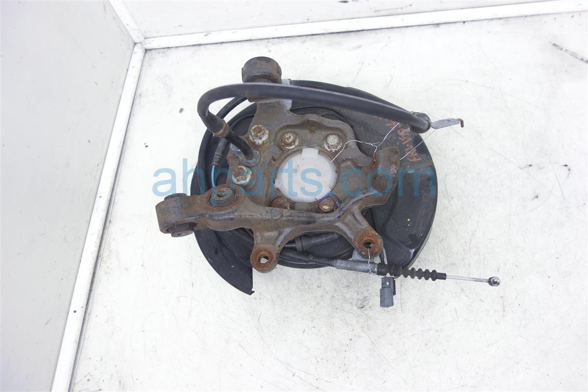 $90 Nissan RR/LH SPINDLE KNUCKLE