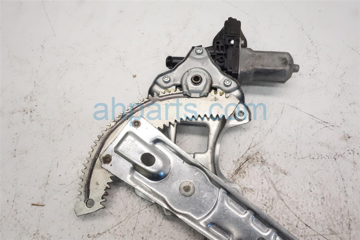 $70 Infiniti RR/LH WINDOW REGULATOR & MOTOR