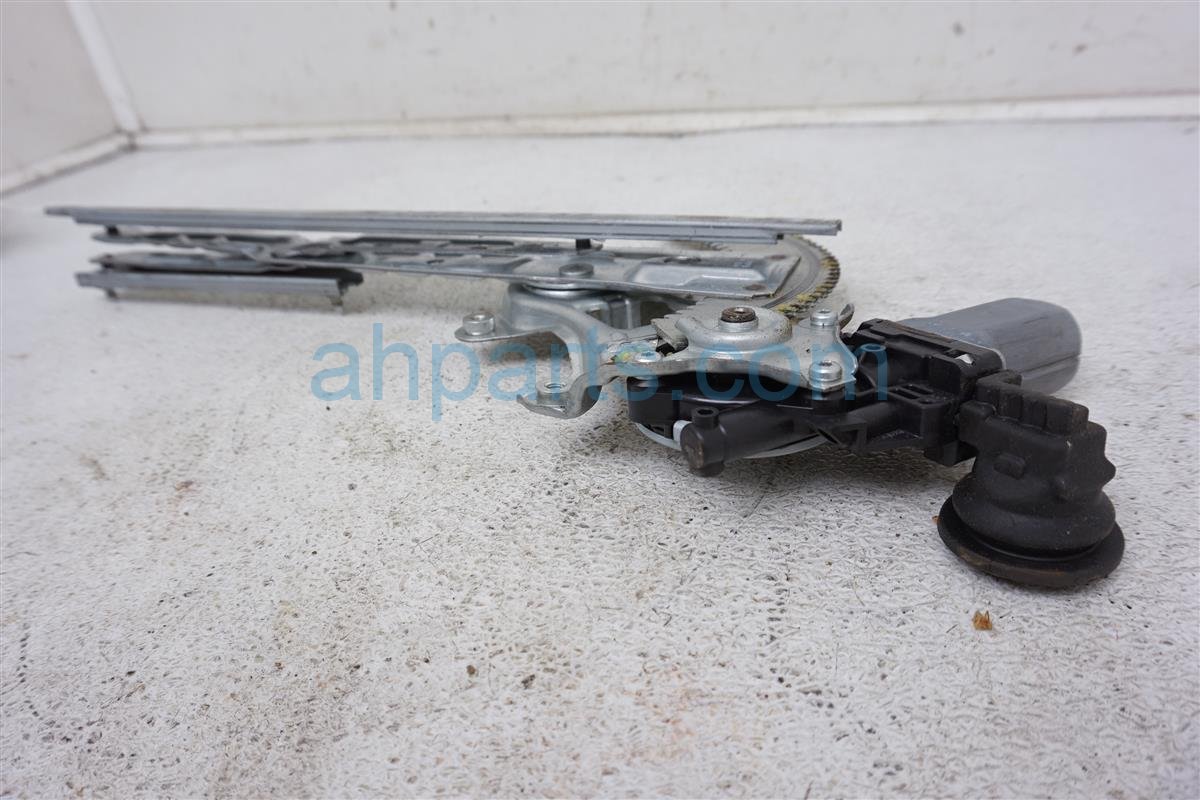 $69 Infiniti RR/RH WINDOW REGULATOR ASSY