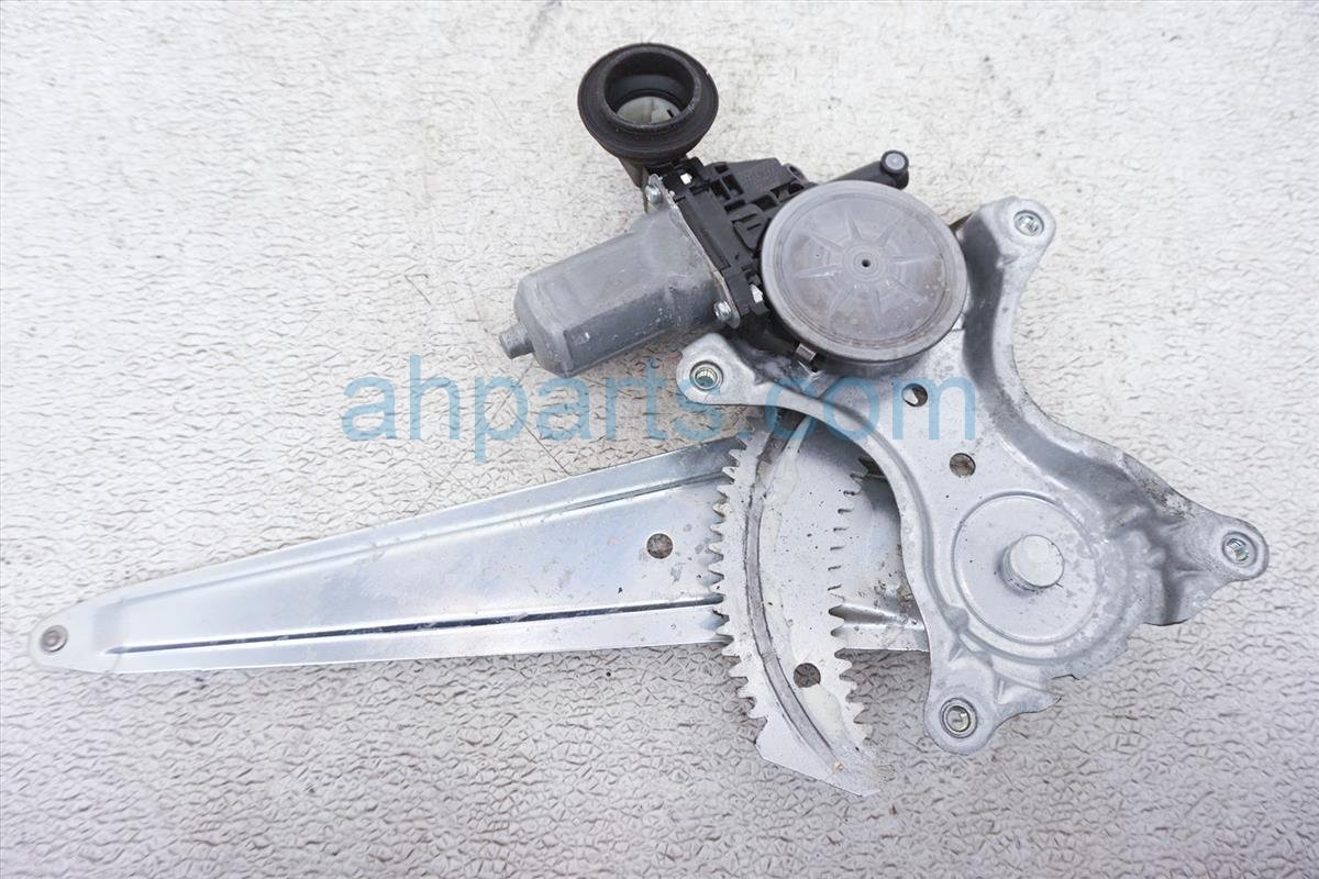 $35 Toyota RR/RH DOOR WINDOW REGULATOR + MOTOR