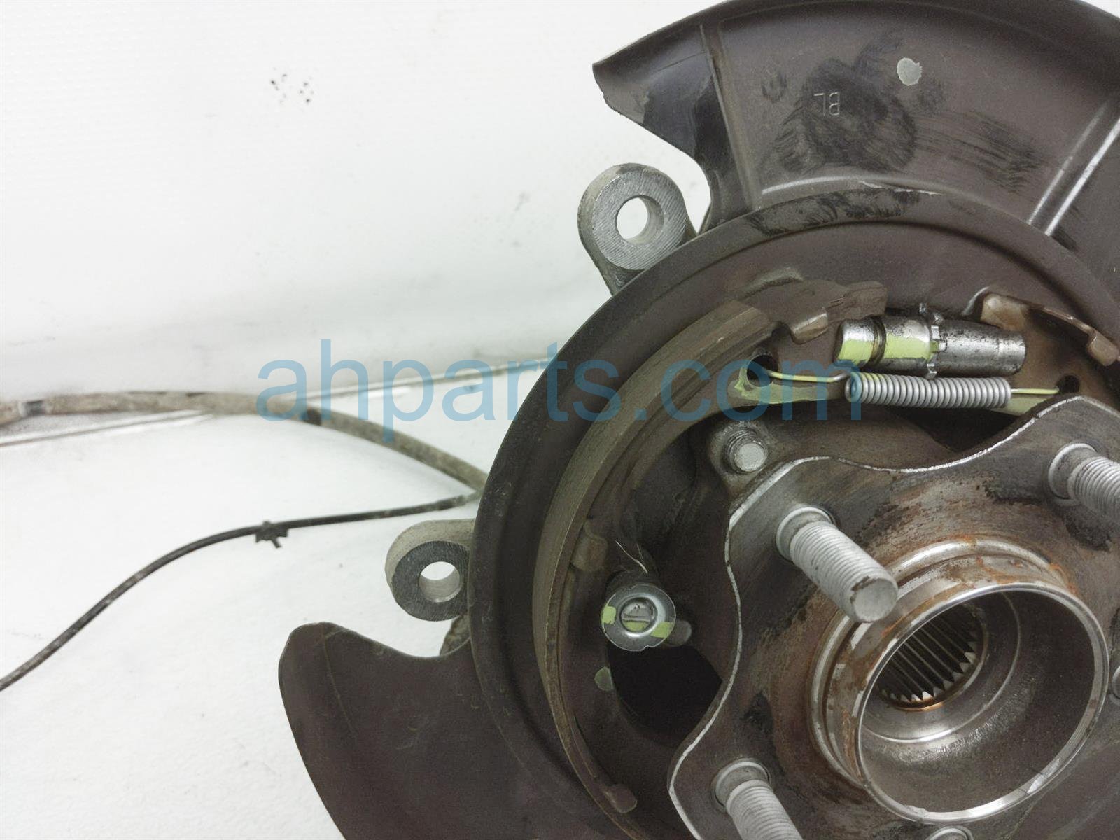 $85 Nissan RR/LH SPINDLE KNUCKLE HUB AWD