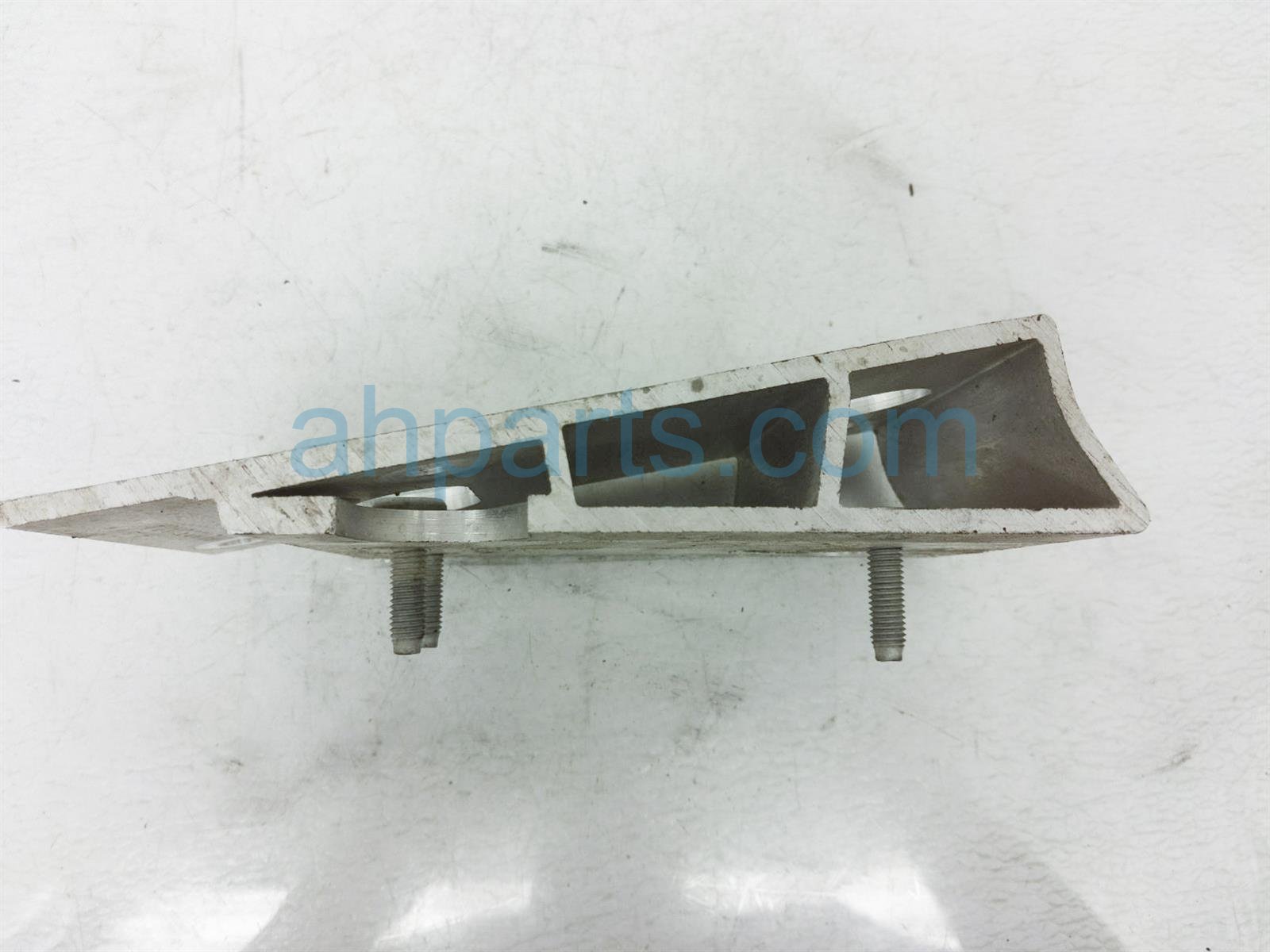 $14 Nissan RR/RH BUMPER BRACKET