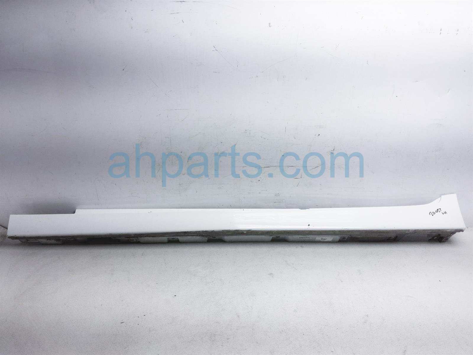 $75 BMW LH SIDE SKIRT / MOLDING - WHITE -CHK