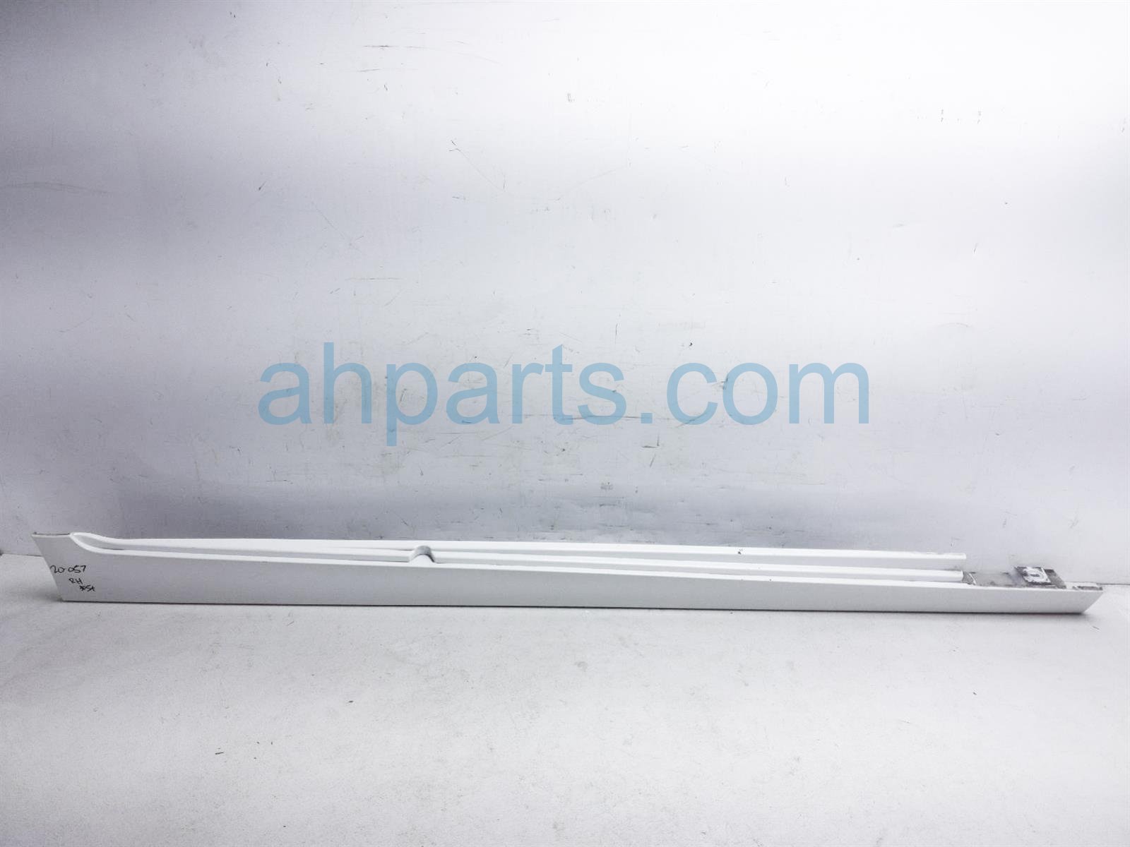 $99 BMW RH SIDE SKIRT / MOLDING - WHITE