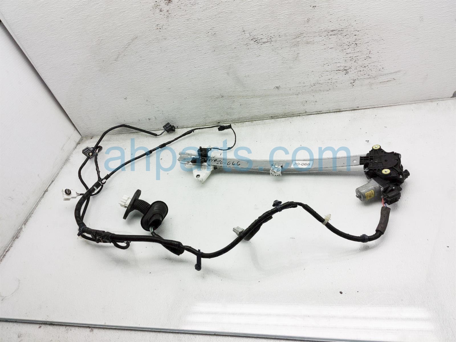 $100 Honda FR/RH WINDOW REGULATOR & MOTOR