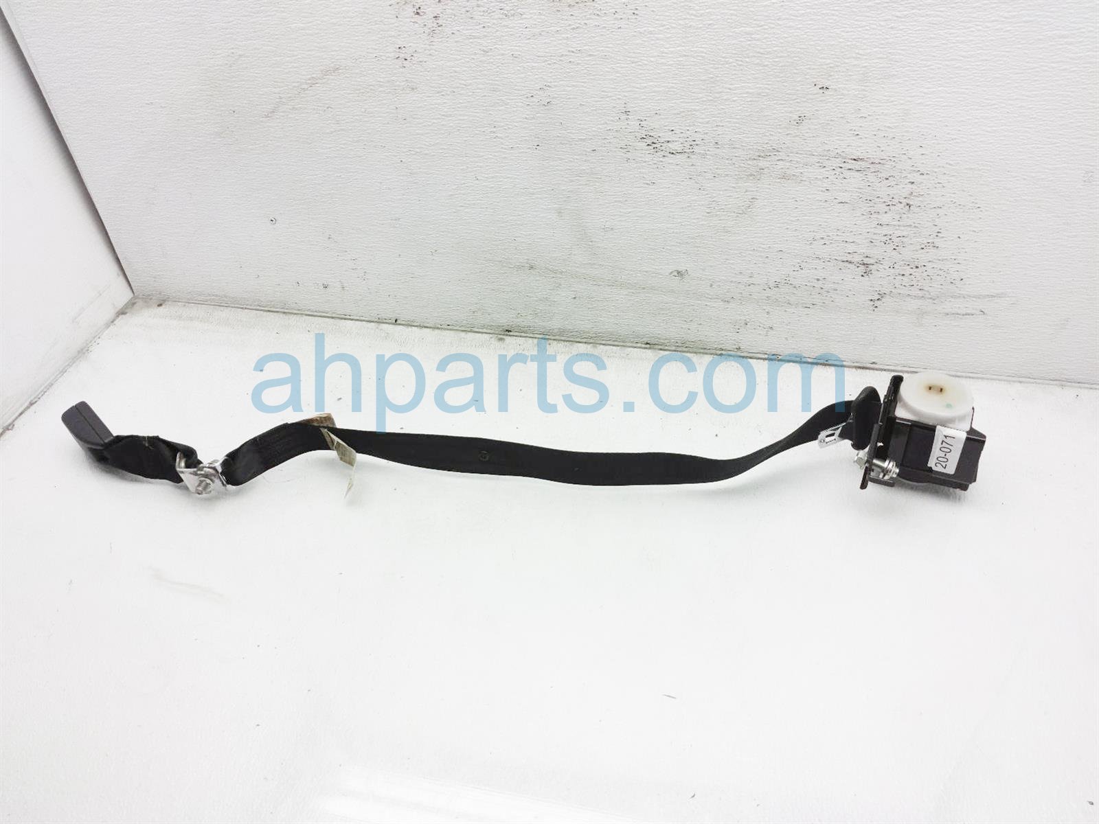 $35 Subaru 2ND ROW MID SEAT BELT - BLACK SEDAN