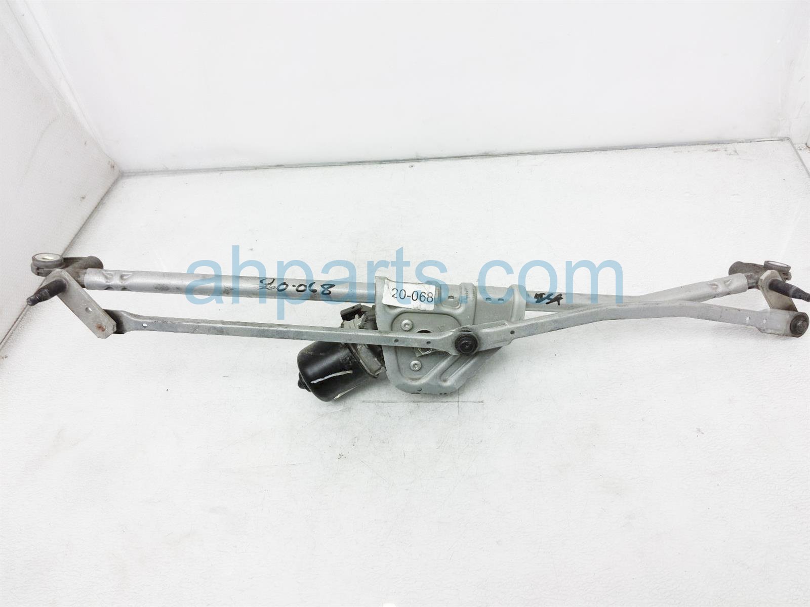 $35 BMW WINDSHIELD WIPER MOTOR ASSY