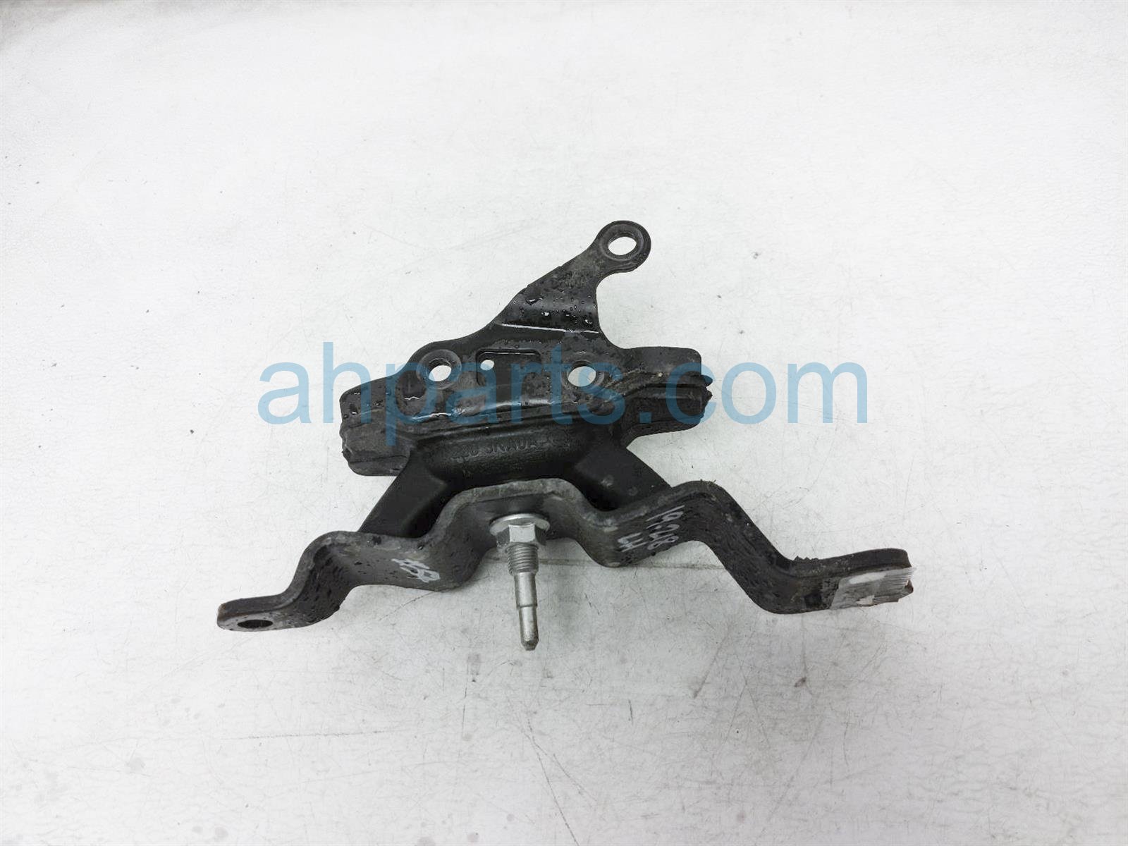 $39 Infiniti LH SIDE ENGINE MOUNT