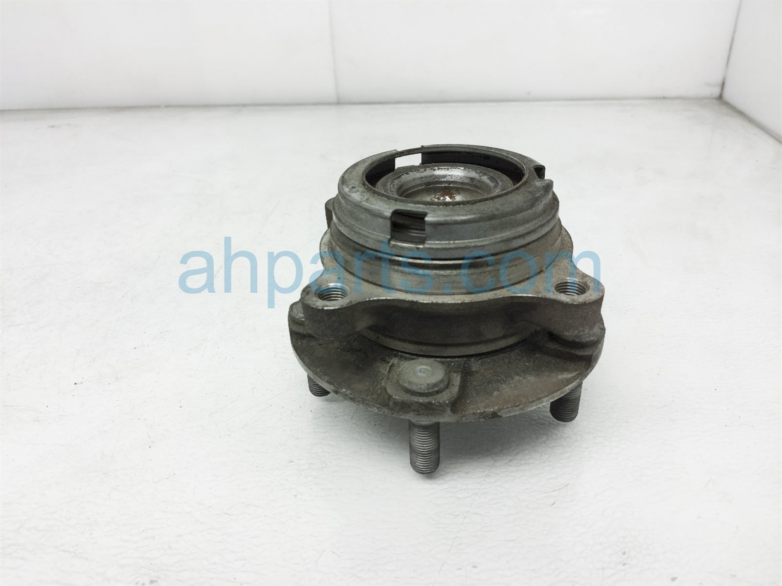 $95 Nissan FRONT HUB ASSY