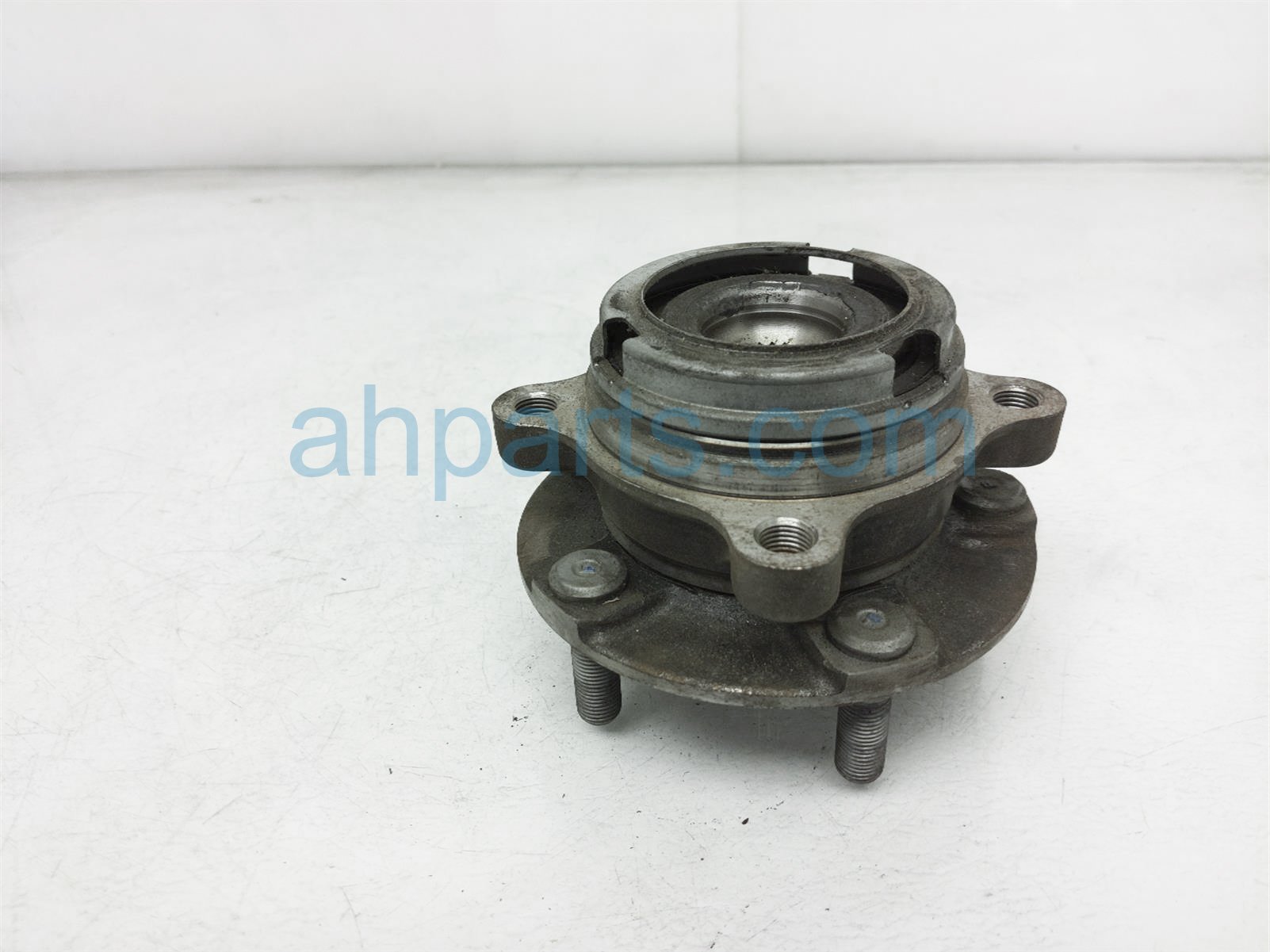 $95 Nissan FRONT HUB ASSY