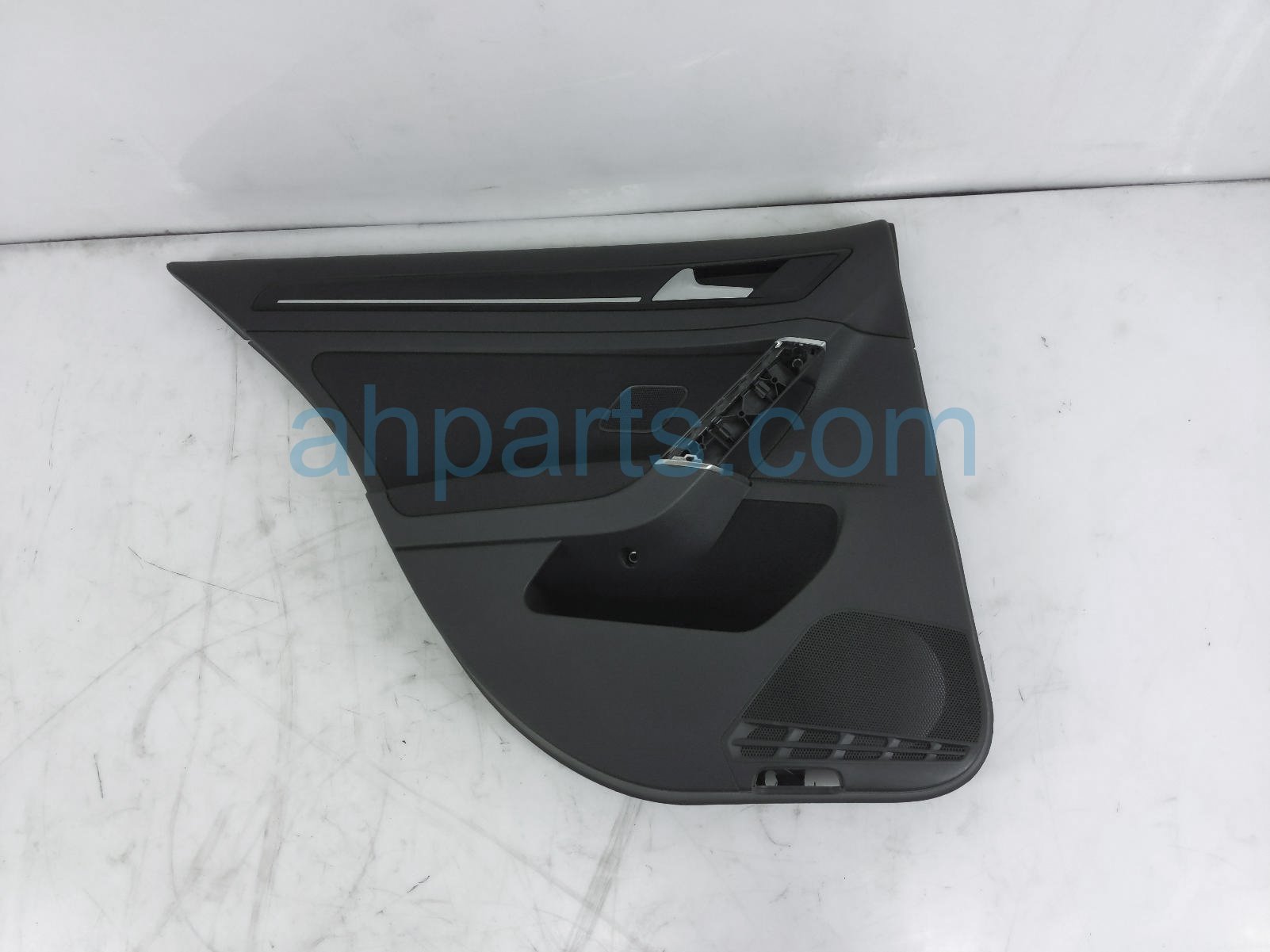 $140 Volkswagen RR/LH INTERIOR DOOR PANEL - BLACK