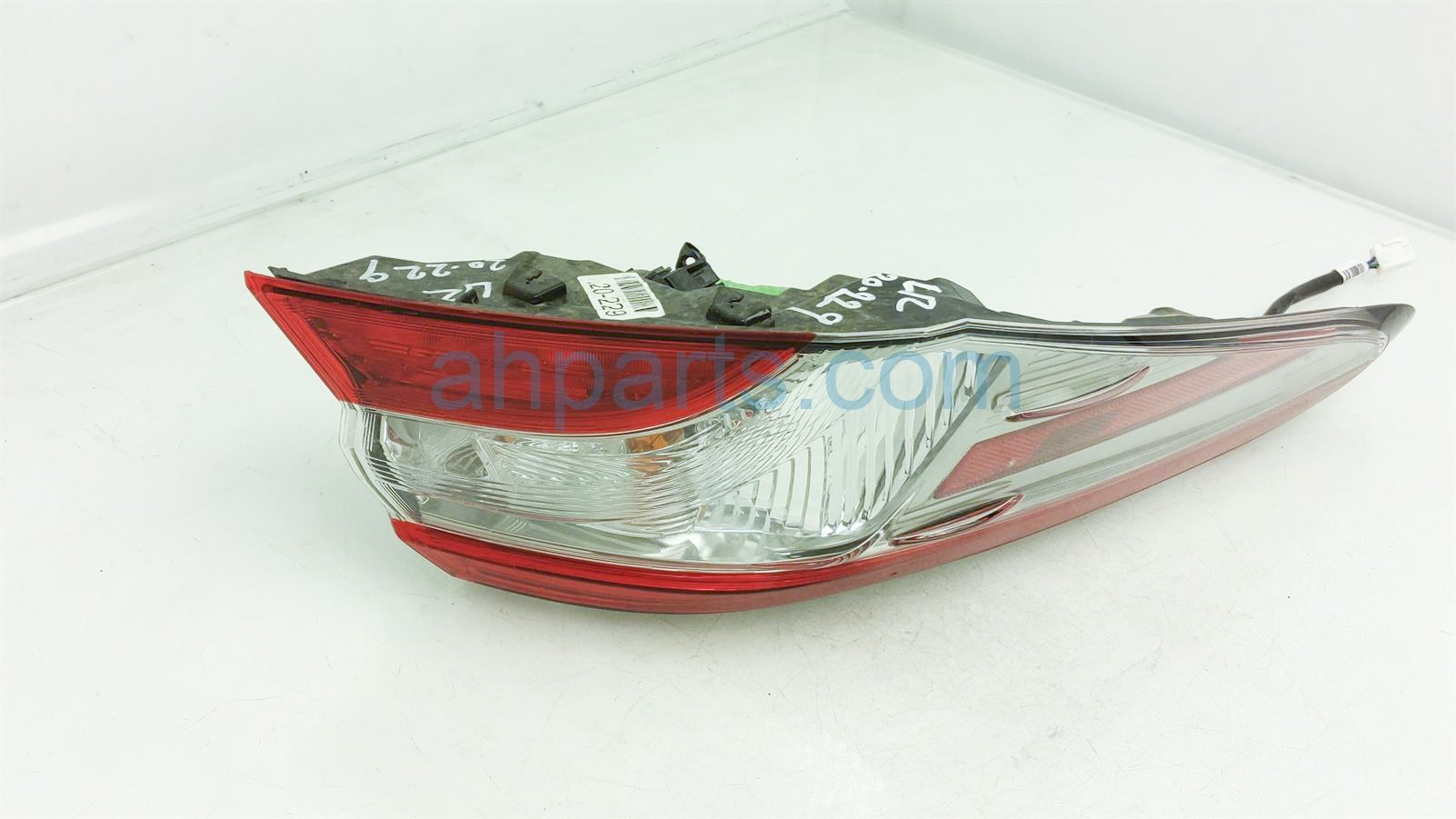 $135 Toyota LH TAIL LAMP (ON BODY)