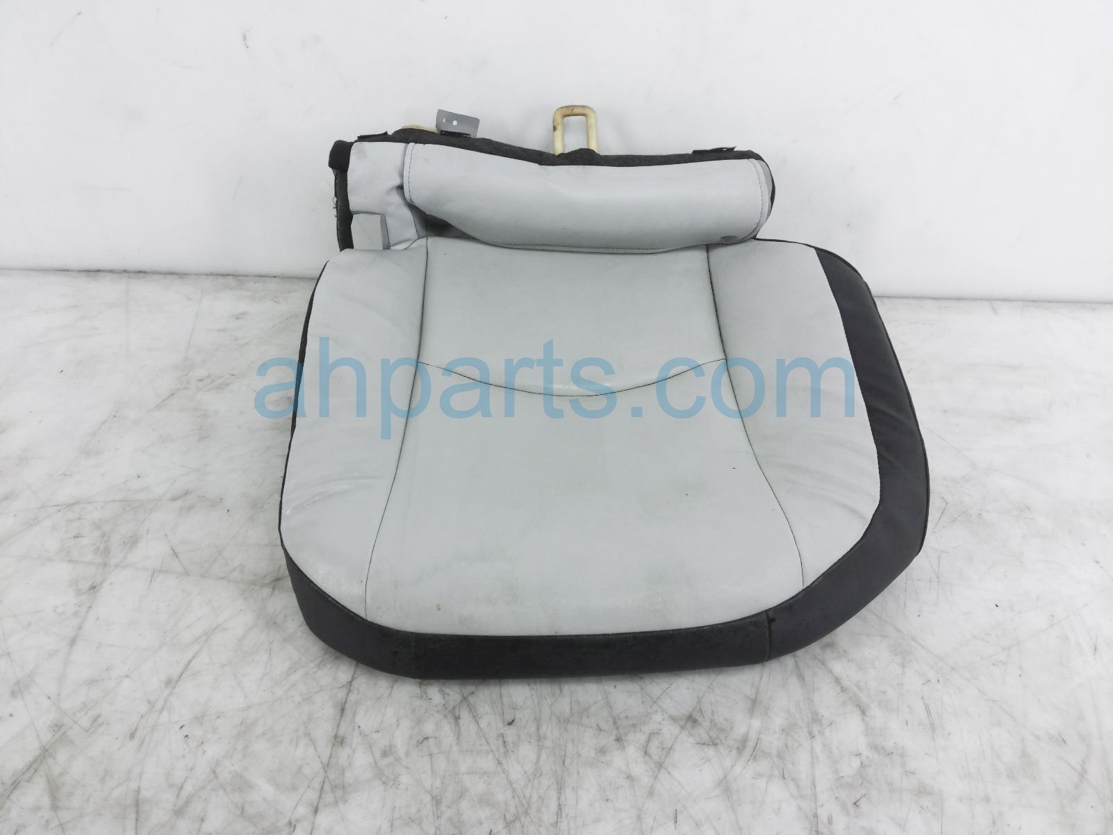 $75 Toyota RR/LH BOTTOM SEAT - BLK/L.GREY -SFTX