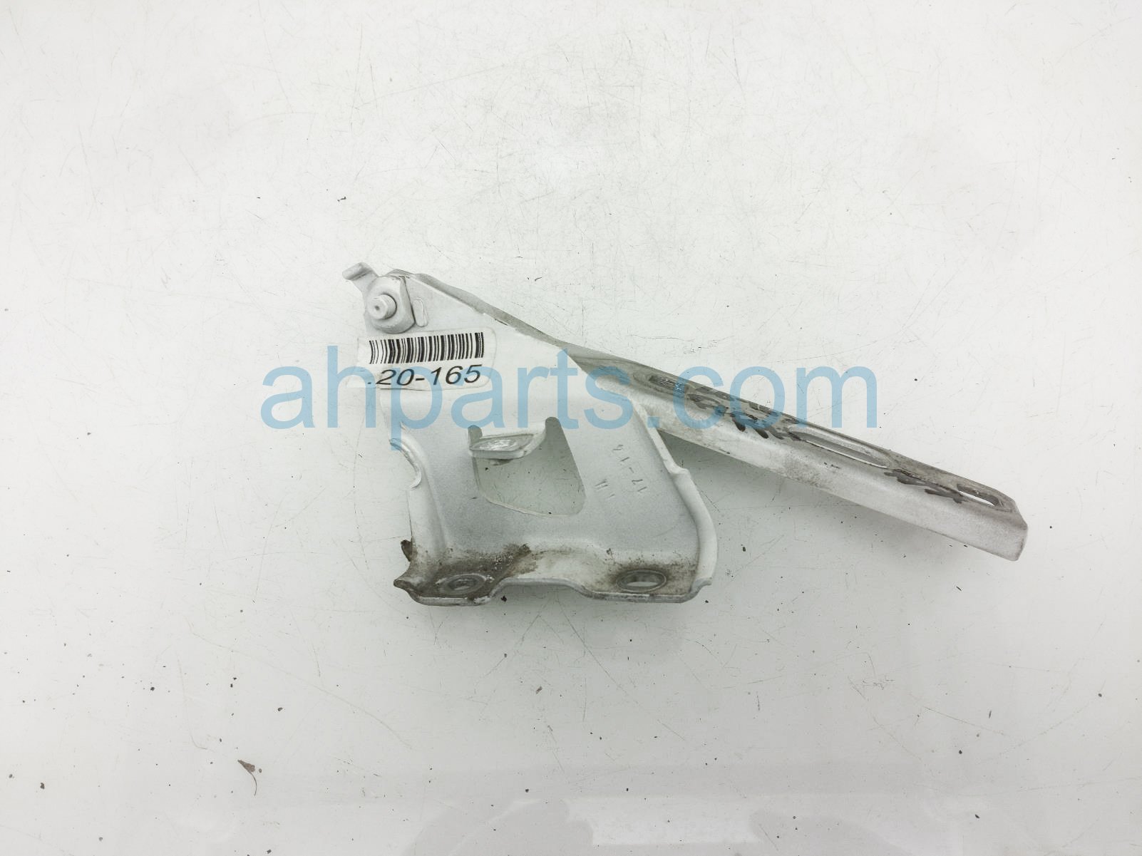 $22 Audi FR/RH HOOD HINGE