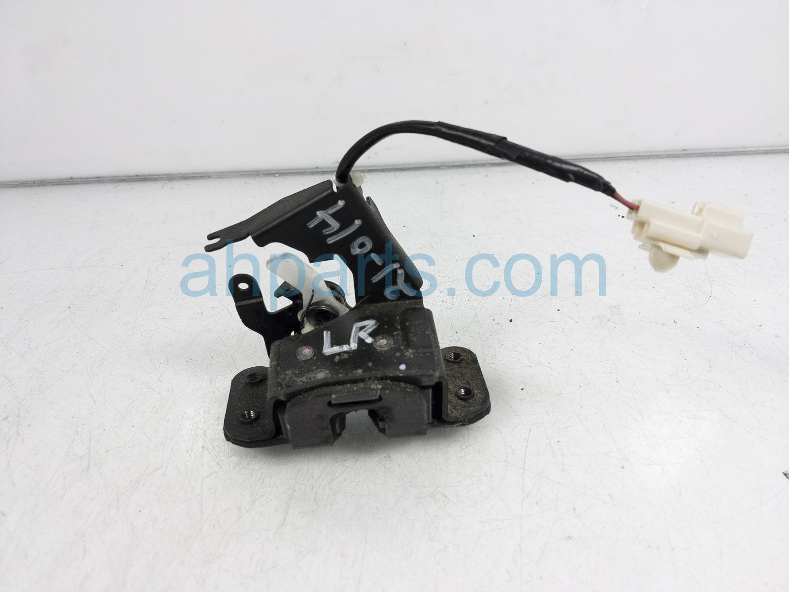 $29 Mazda RR/LH LOWER DOOR LOCK LATCH ASSY