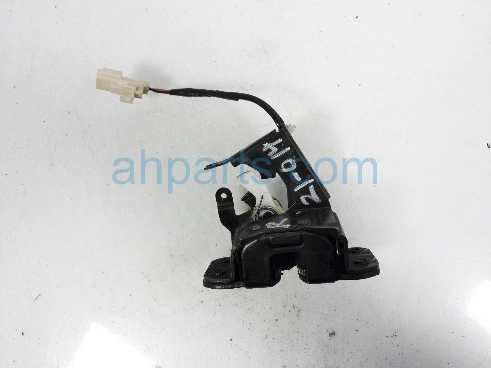 $29 Mazda RR/RH LOWER DOOR LOCK LATCH ASSY