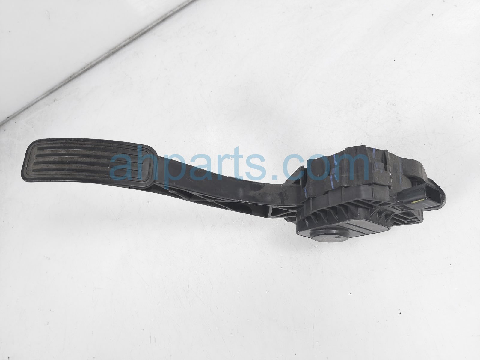 $69 Ford GAS / ACCELERATOR PEDAL ASSY