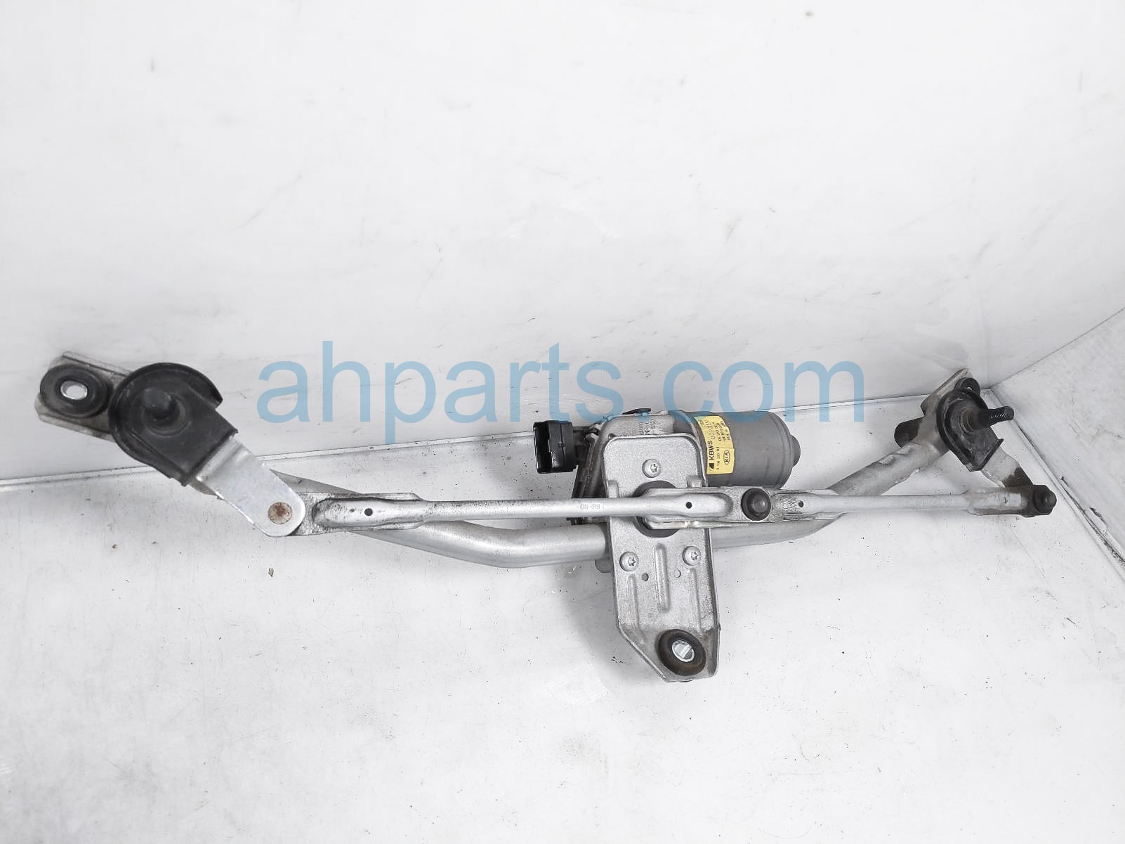 $50 Kia FRONT WINDSHIELD WIPER MOTOR