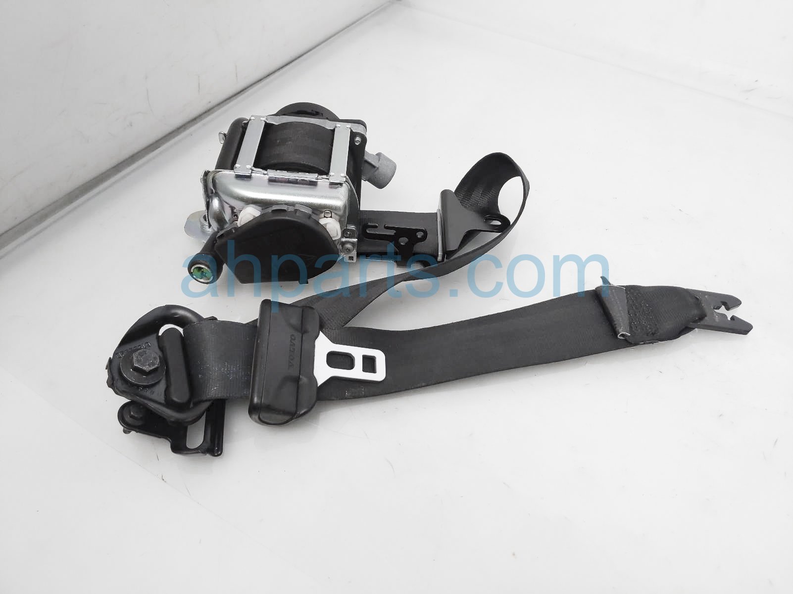 $65 Volvo FR/RH SEAT BELT - BLACK