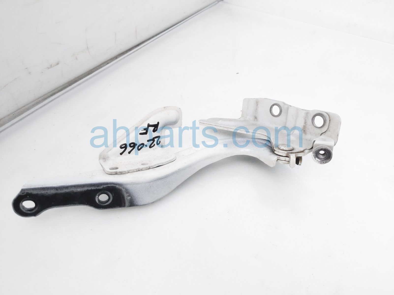 $20 Subaru RH HOOD HINGE - WHITE