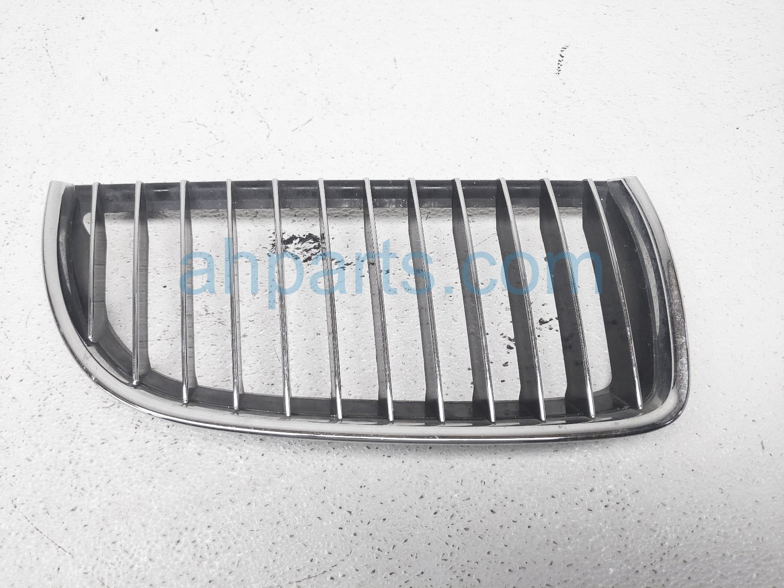 $35 BMW RH CENTER GRILLE ASSY - CHROME