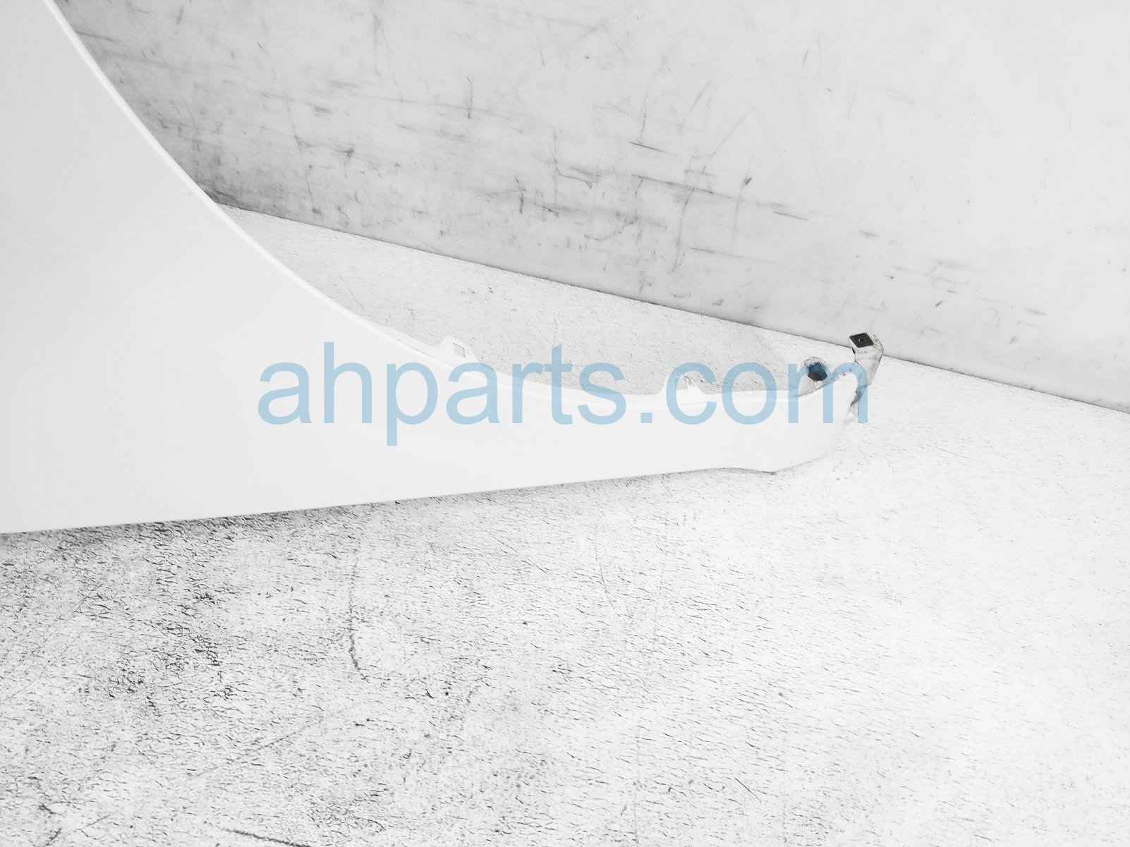 $175 Honda RH FENDER - WHITE - UPPER DENT