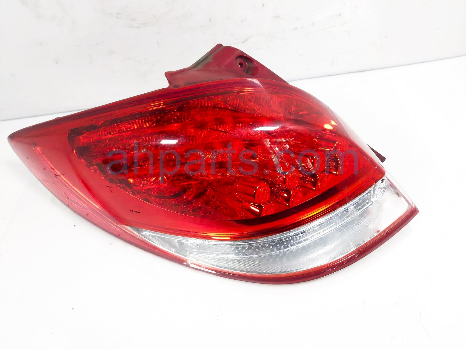 $75 Hyundai LH TAIL LAMP (ON BODY)