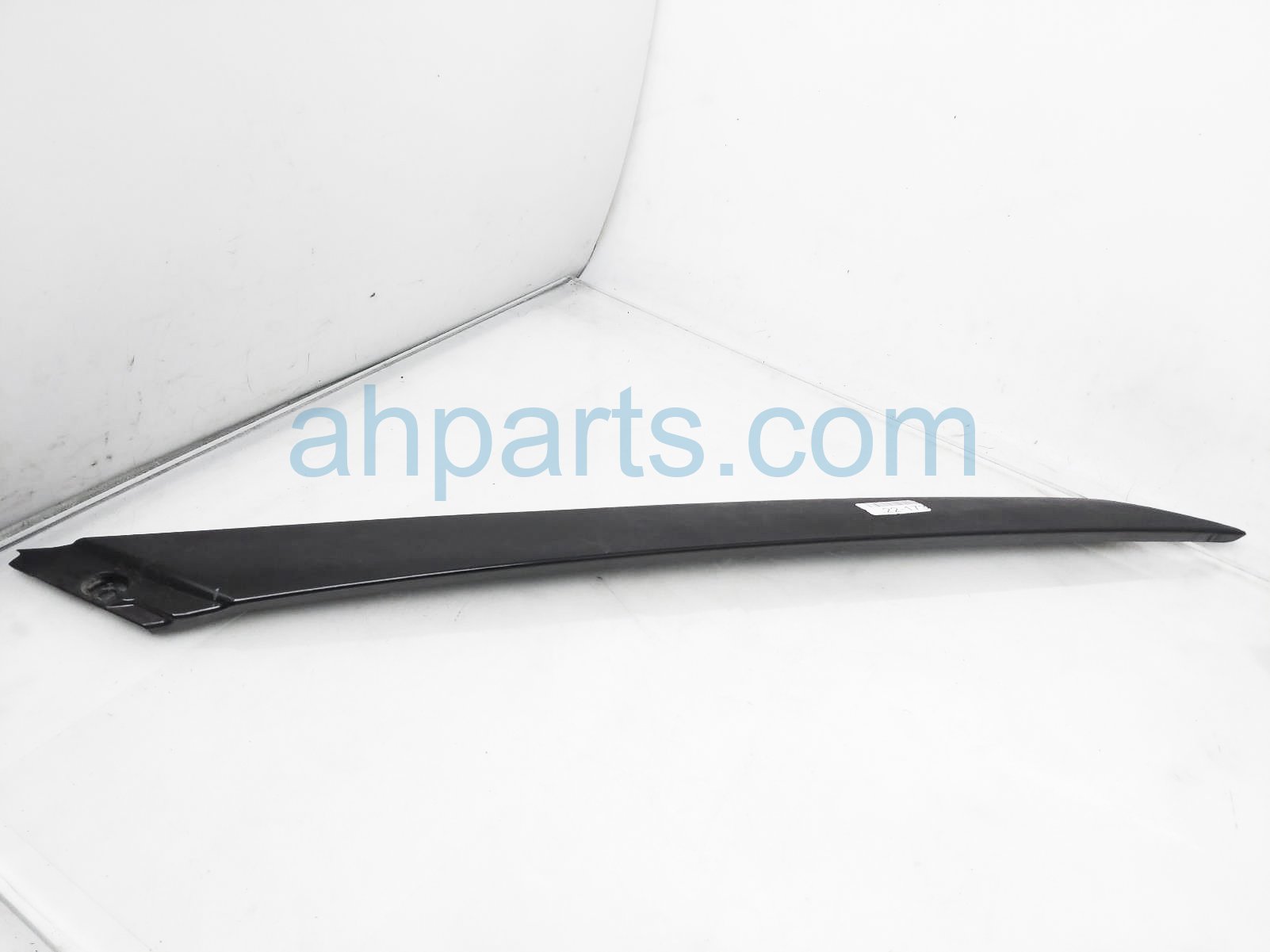 $85 Hyundai LH WINDSHIELD PILLAR MOLDING - BLACK