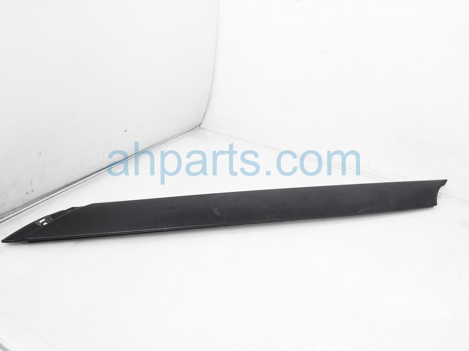 $85 Hyundai RH WINDSHIELD PILLAR MOLDING - BLACK