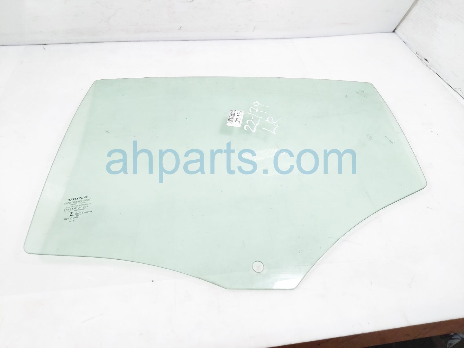 $75 Volvo RR/LH DOOR GLASS WINDOW