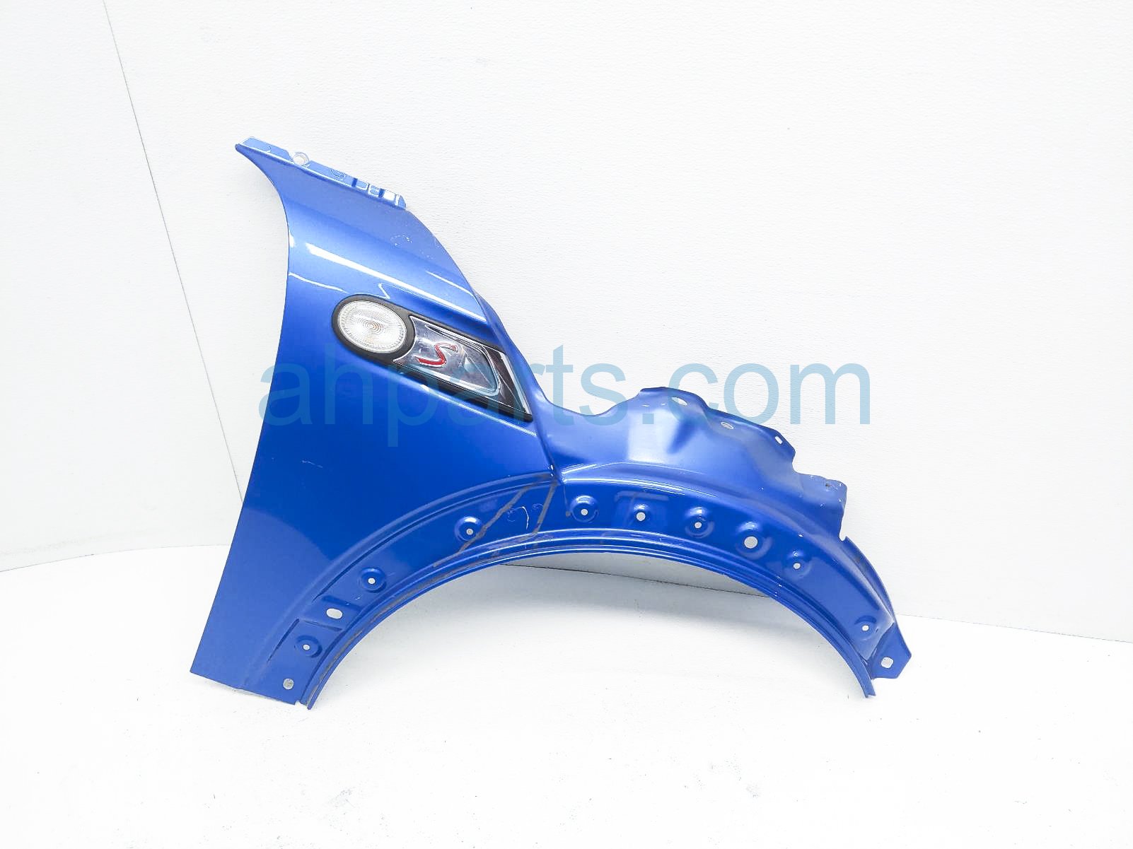 $75 BMW RH FENDER - BLUE - NOTES