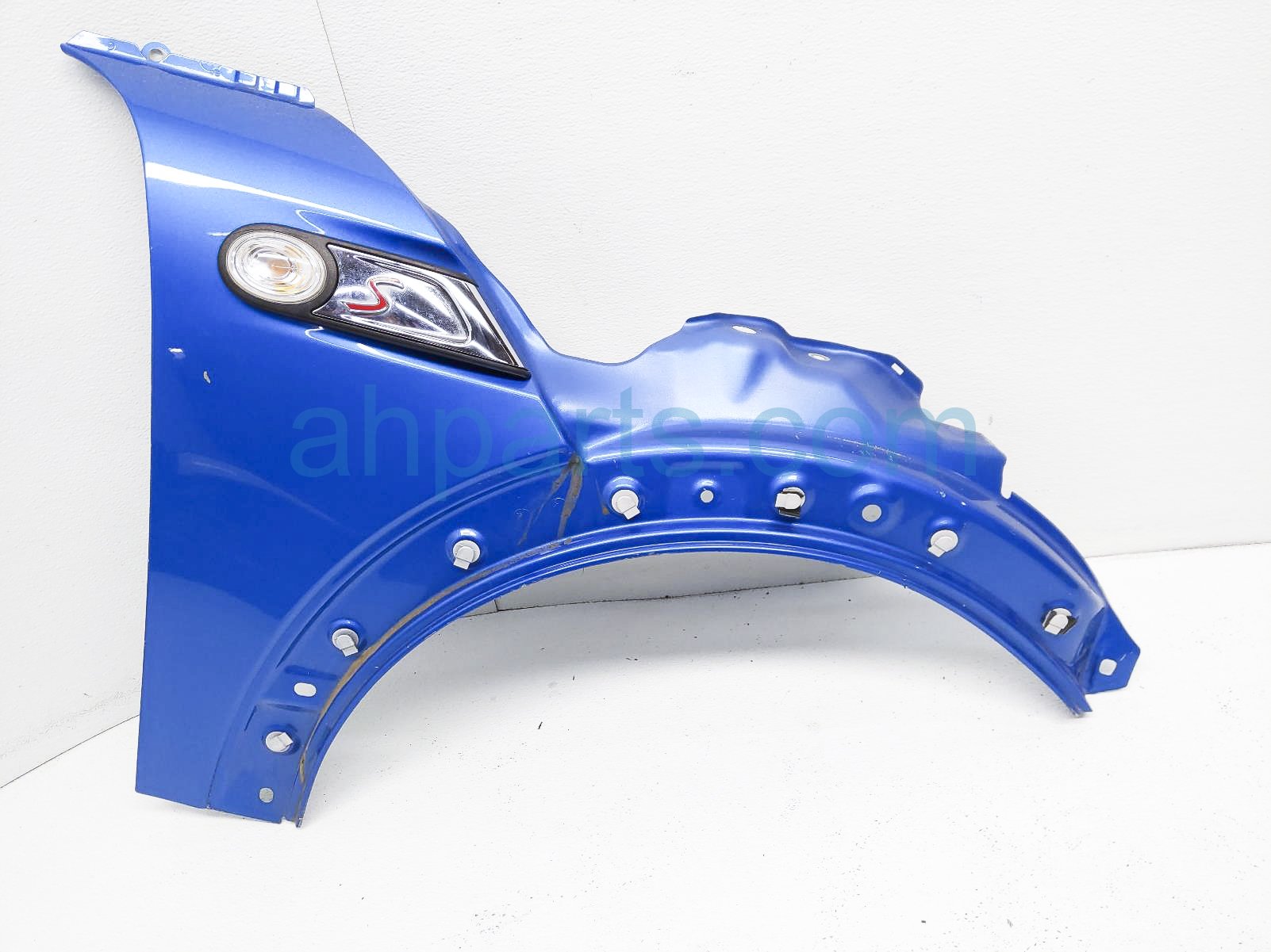 $75 BMW RH FENDER - BLUE - NOTES