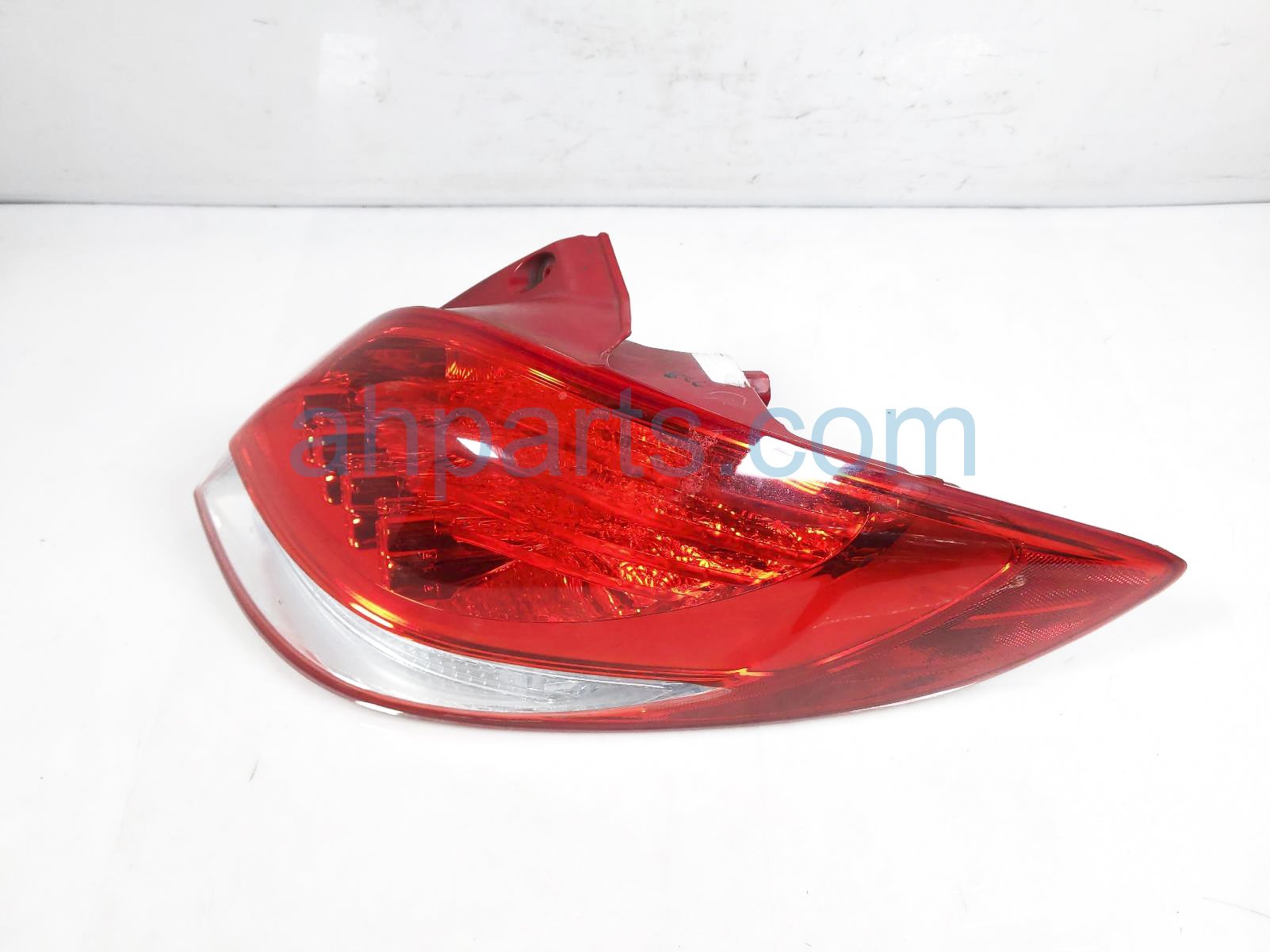 $75 Hyundai RH TAIL LAMP / LIGHT (ON BODY)