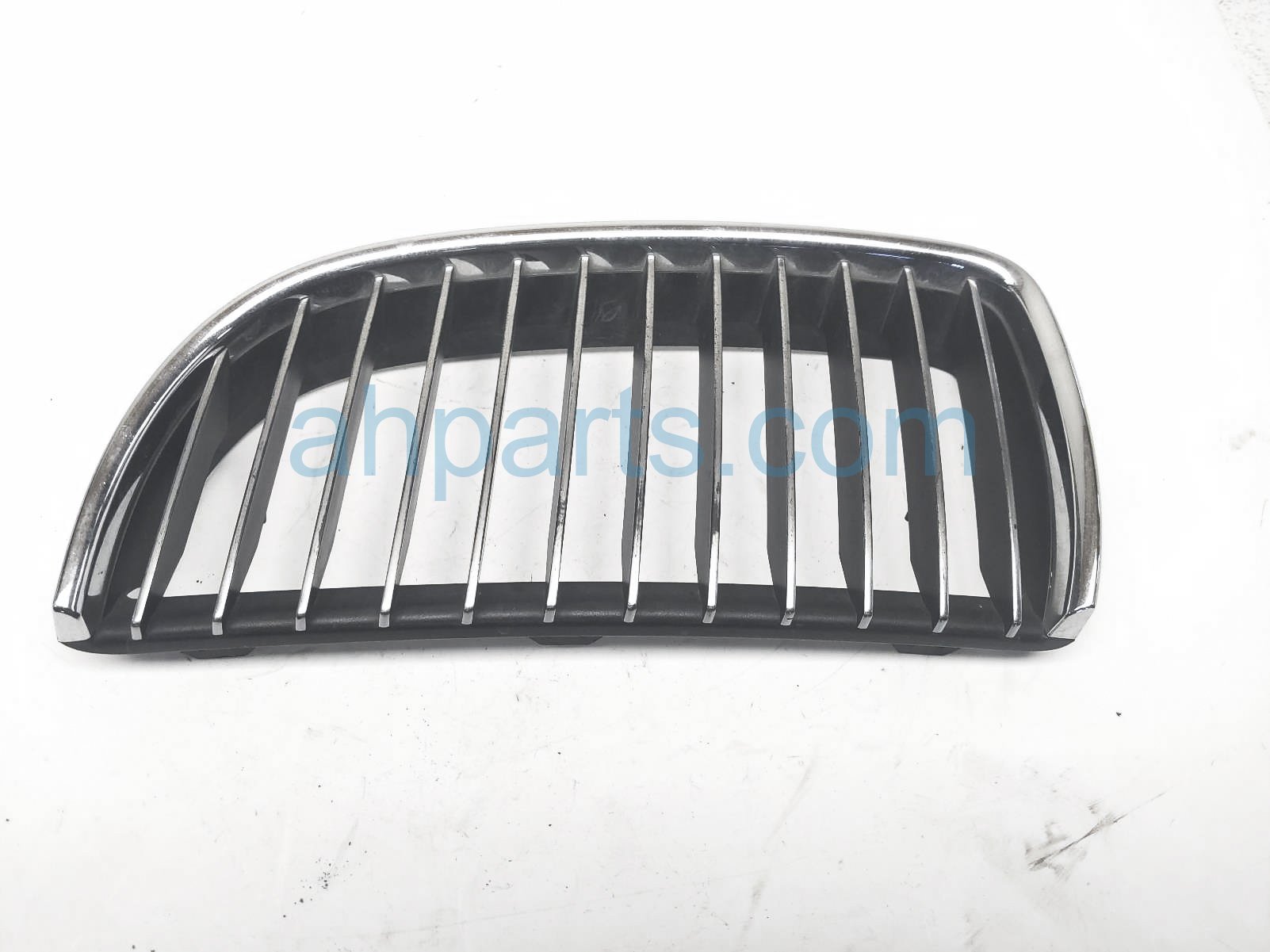 $25 BMW LH CENTER UPPER GRILLE - CHROME