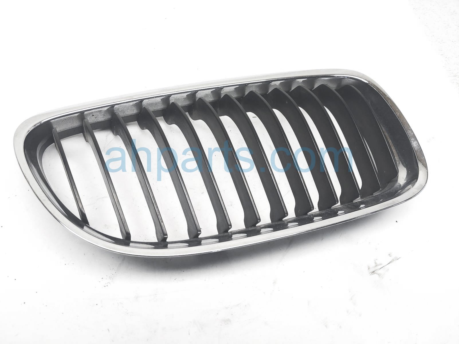 $30 BMW RH UPPER GRILLE - CHROME