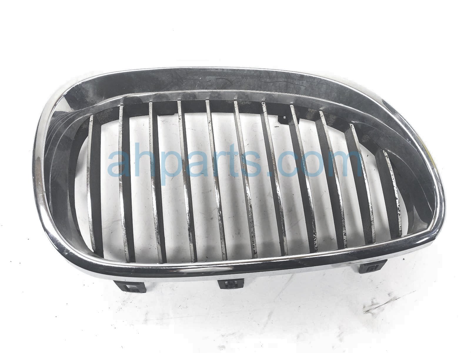 $30 BMW RH CENTER UPPER GRILLE - CHROME