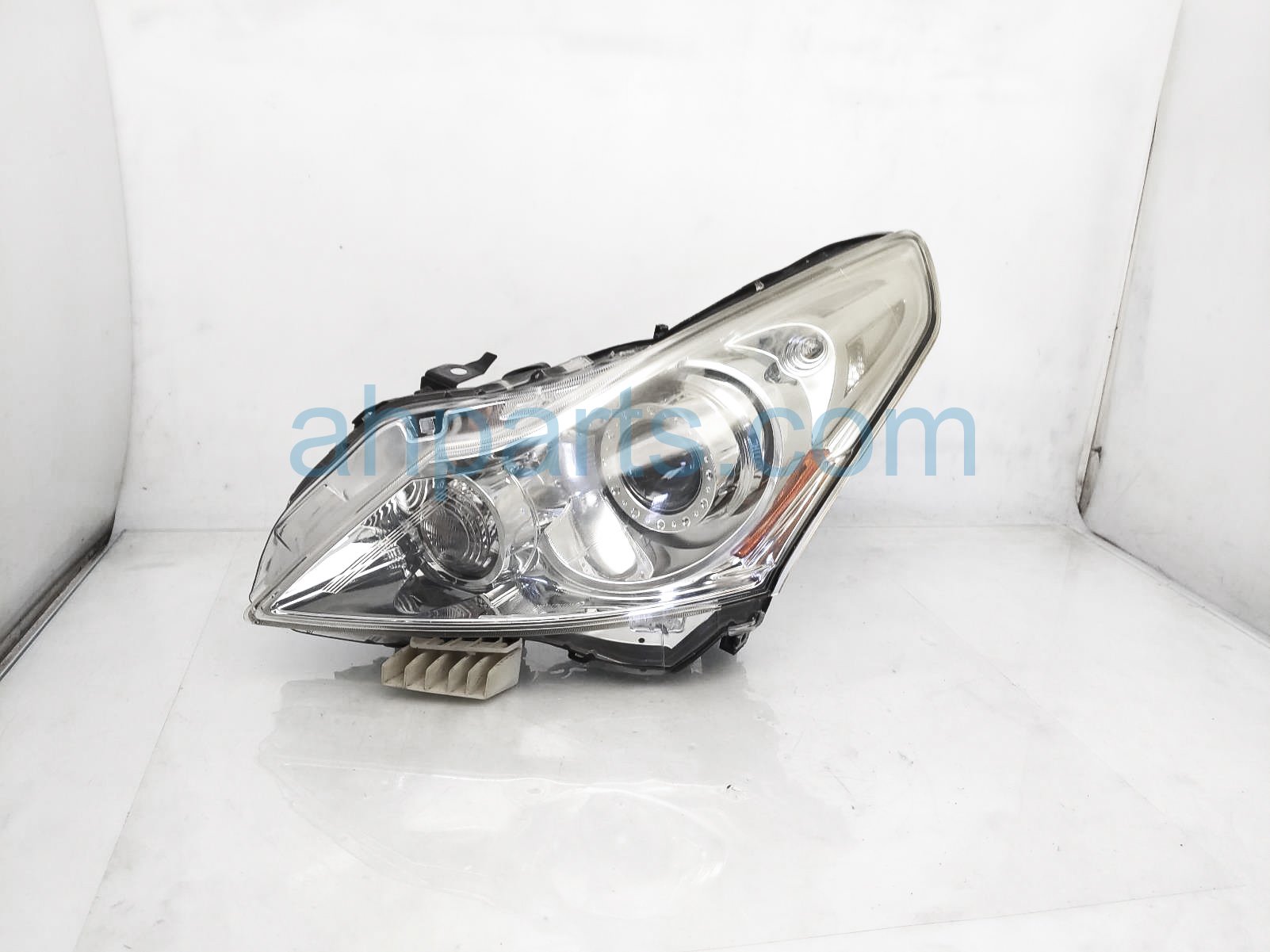 $499 Infiniti LH HEADLAMP / LIGHT