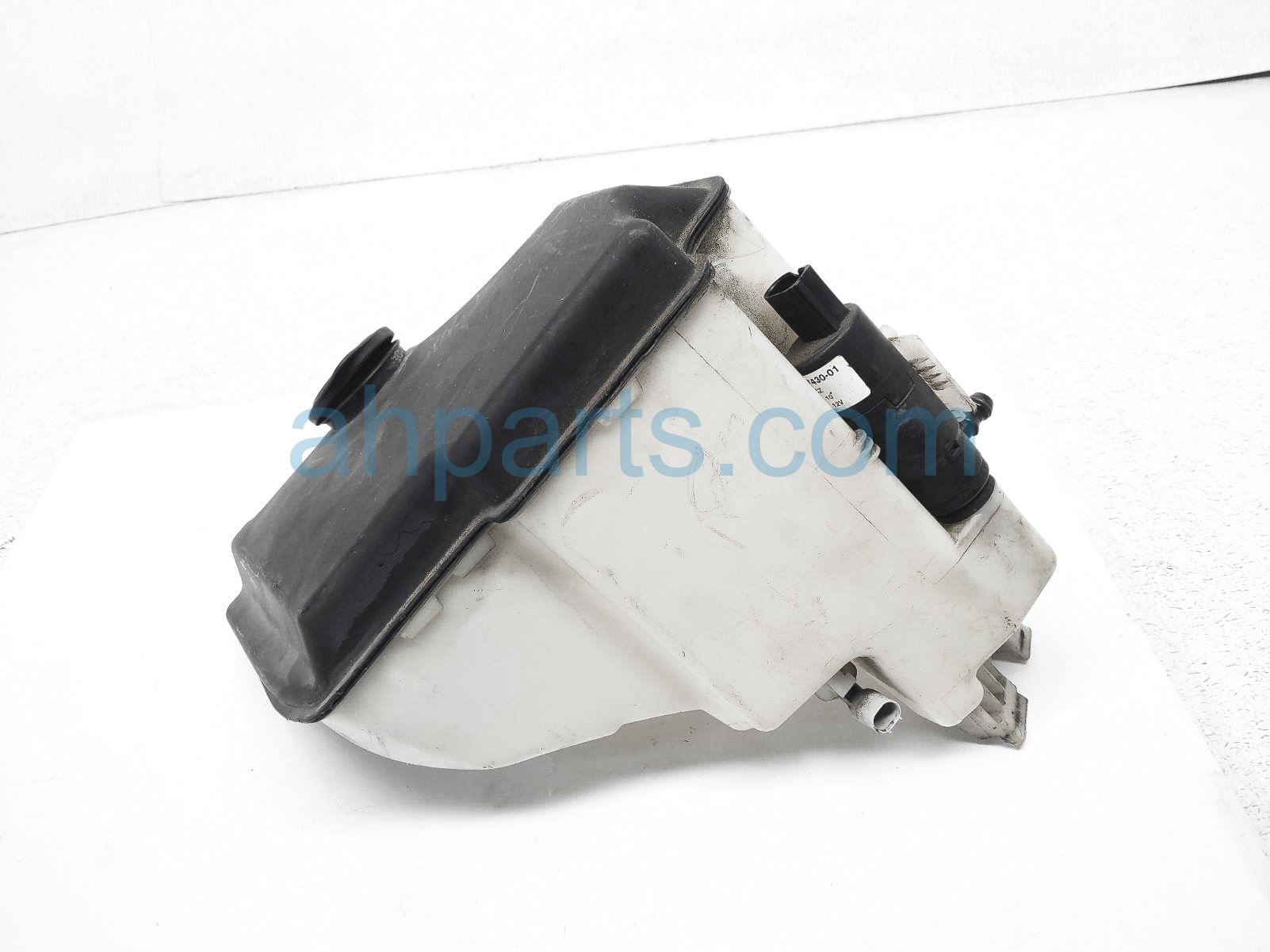 $30 BMW WINDSHIELD WASHER RESERVOIR TANK