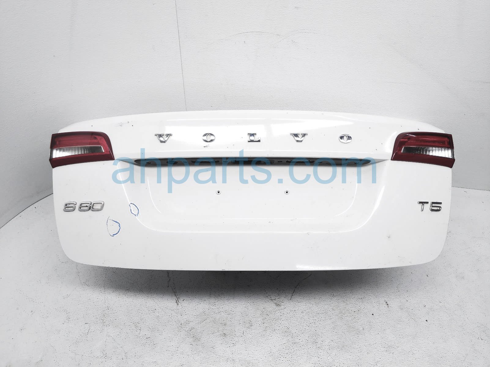 $200 Volvo TRUNK / DECKLID- WHITE - NIQ