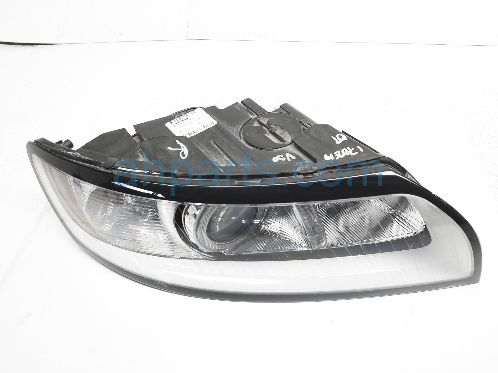 $145 Volvo RH HEAD LAMP / LIGHT