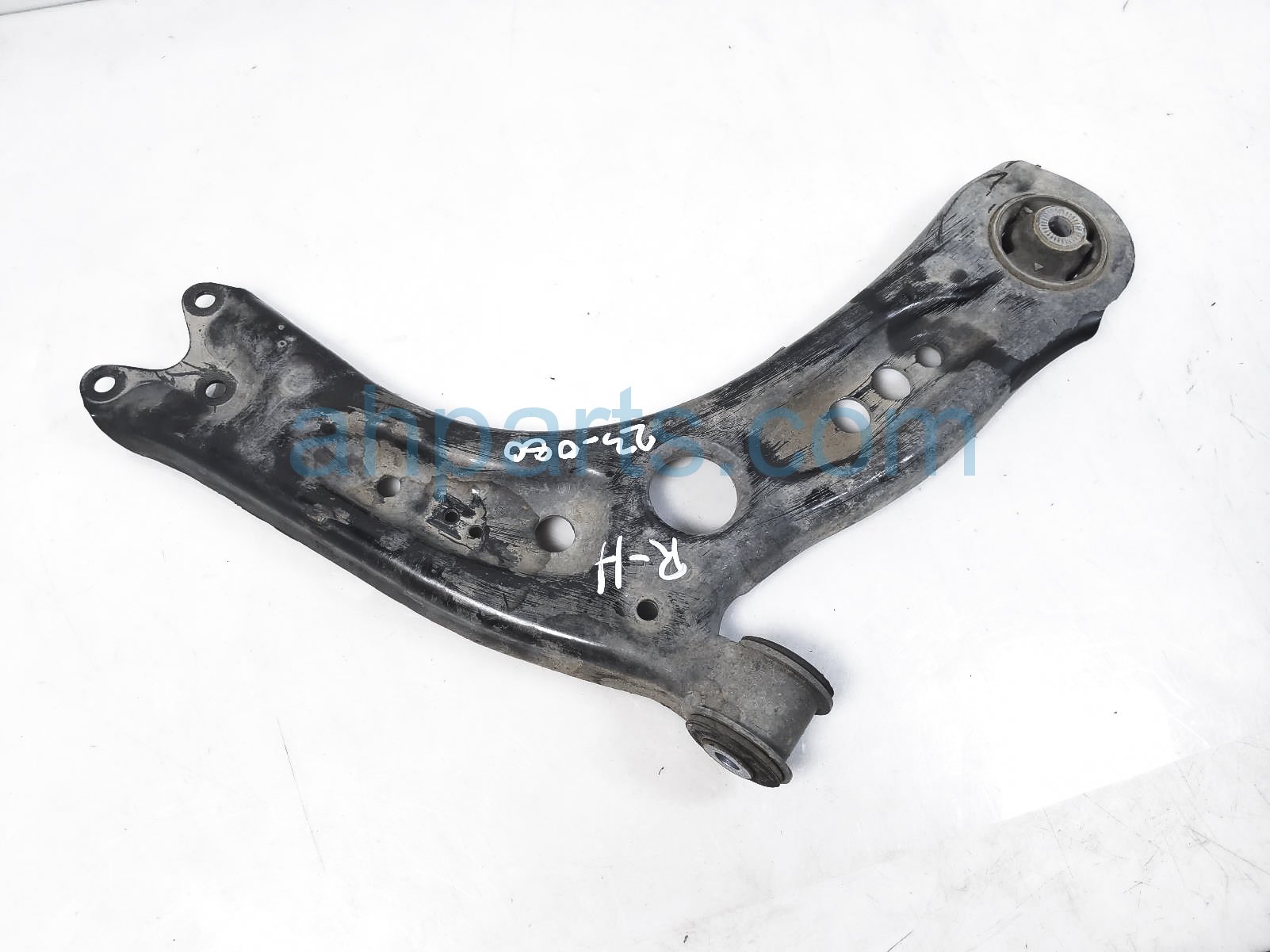 $140 Volkswagen FR/RH LOWER CONTROL ARM