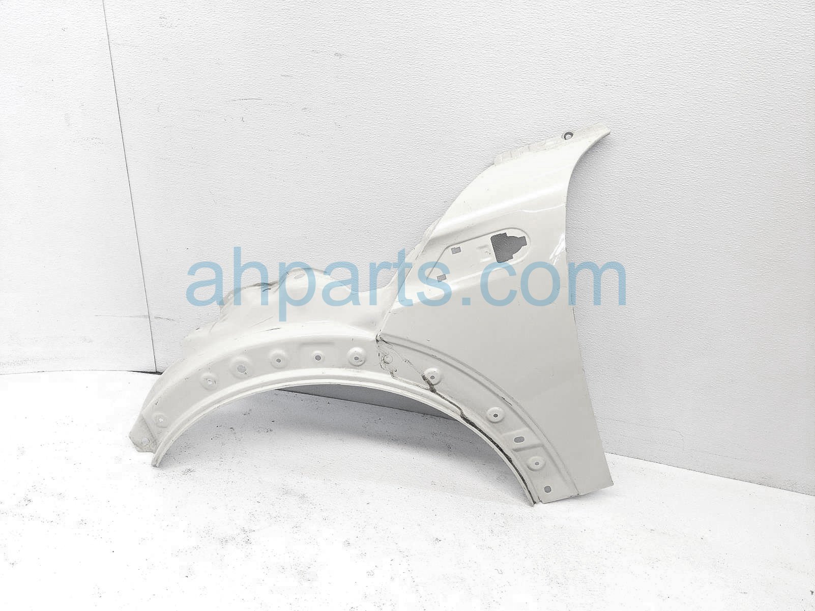 $73 BMW LH FENDER - WHITE