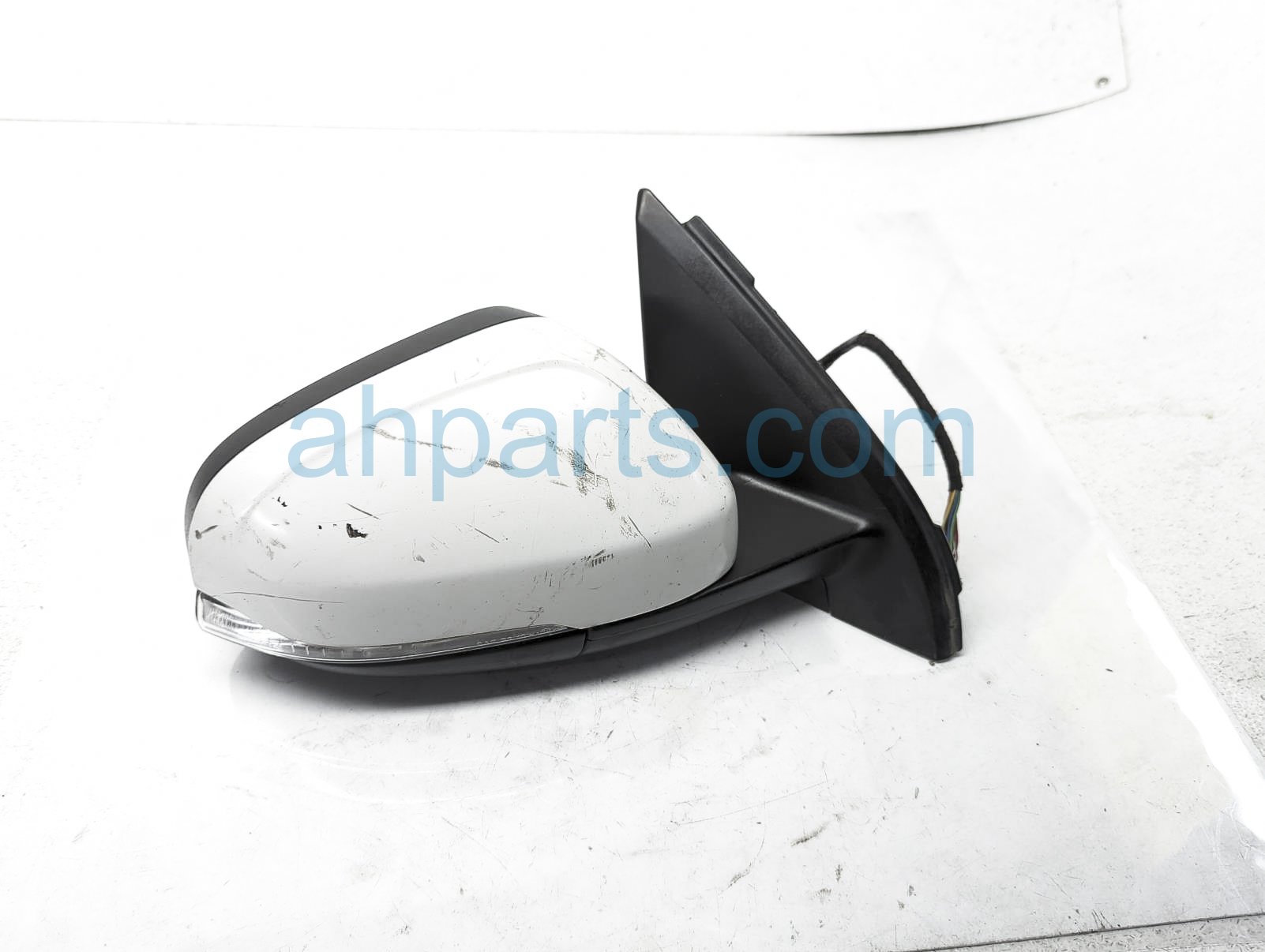 $100 Volvo RH SIDE VIEW MIRROR - WHITE - NIQ